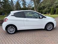 Peugeot 208 - 8